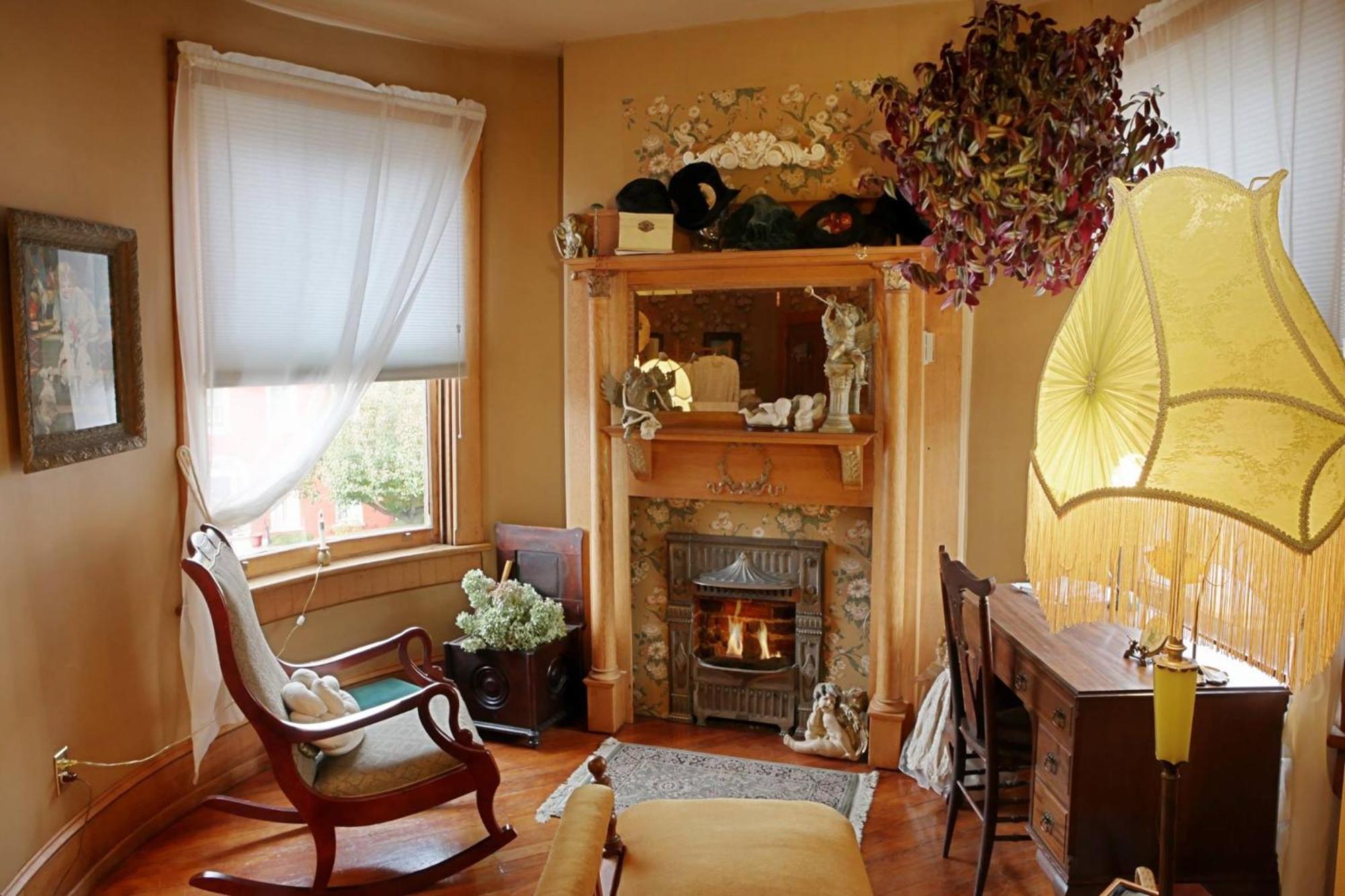 The Queen, A Victorian Bed and breakfast Bellefonte