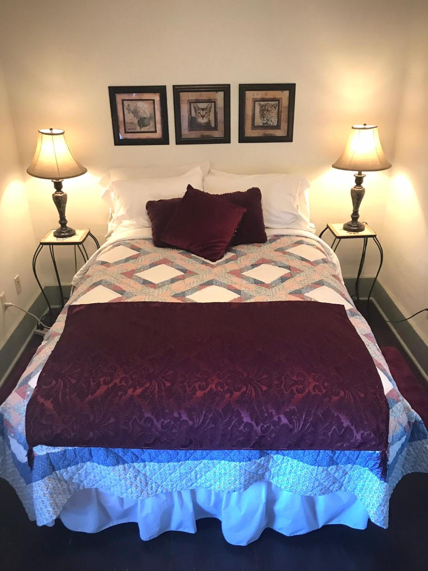 The Queen, A Victorian Bed and breakfast 3*