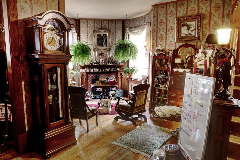 The Queen, A Victorian Bed and breakfast