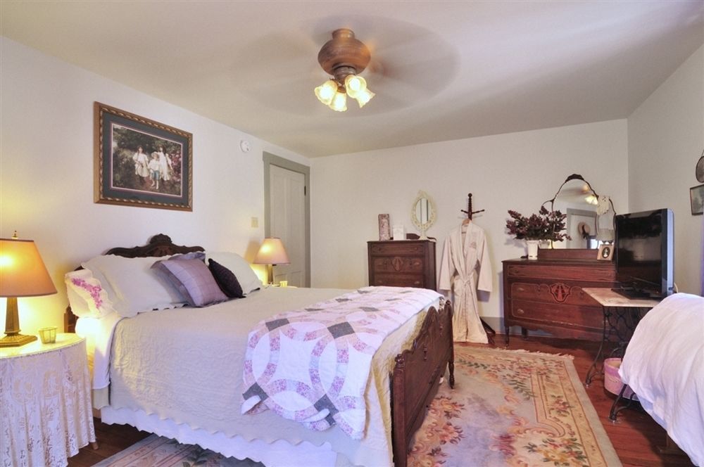 The Queen, A Victorian Bed and breakfast Bellefonte