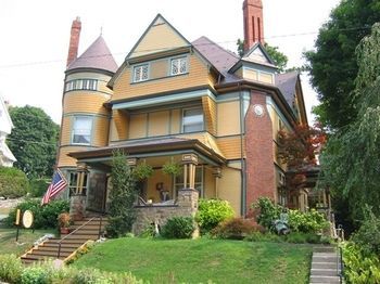 The Queen, A Victorian 3* Bellefonte